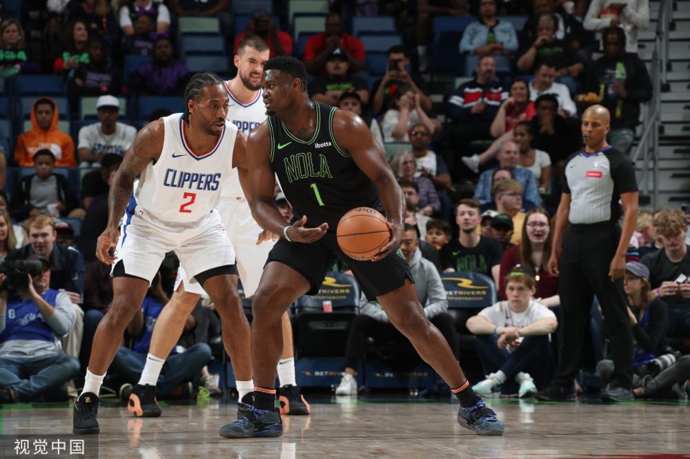 区高举双臂 区高举双臂